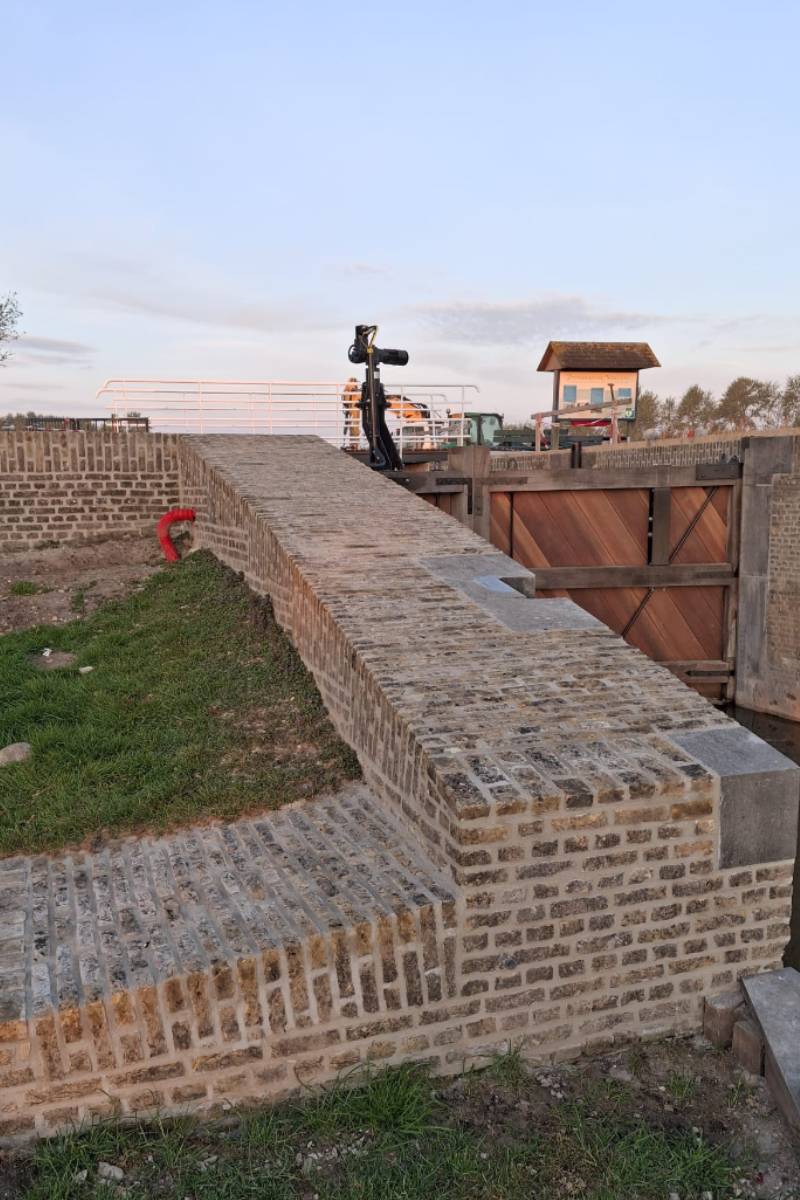 Historische sluis in Zevenhuizen na restauratie